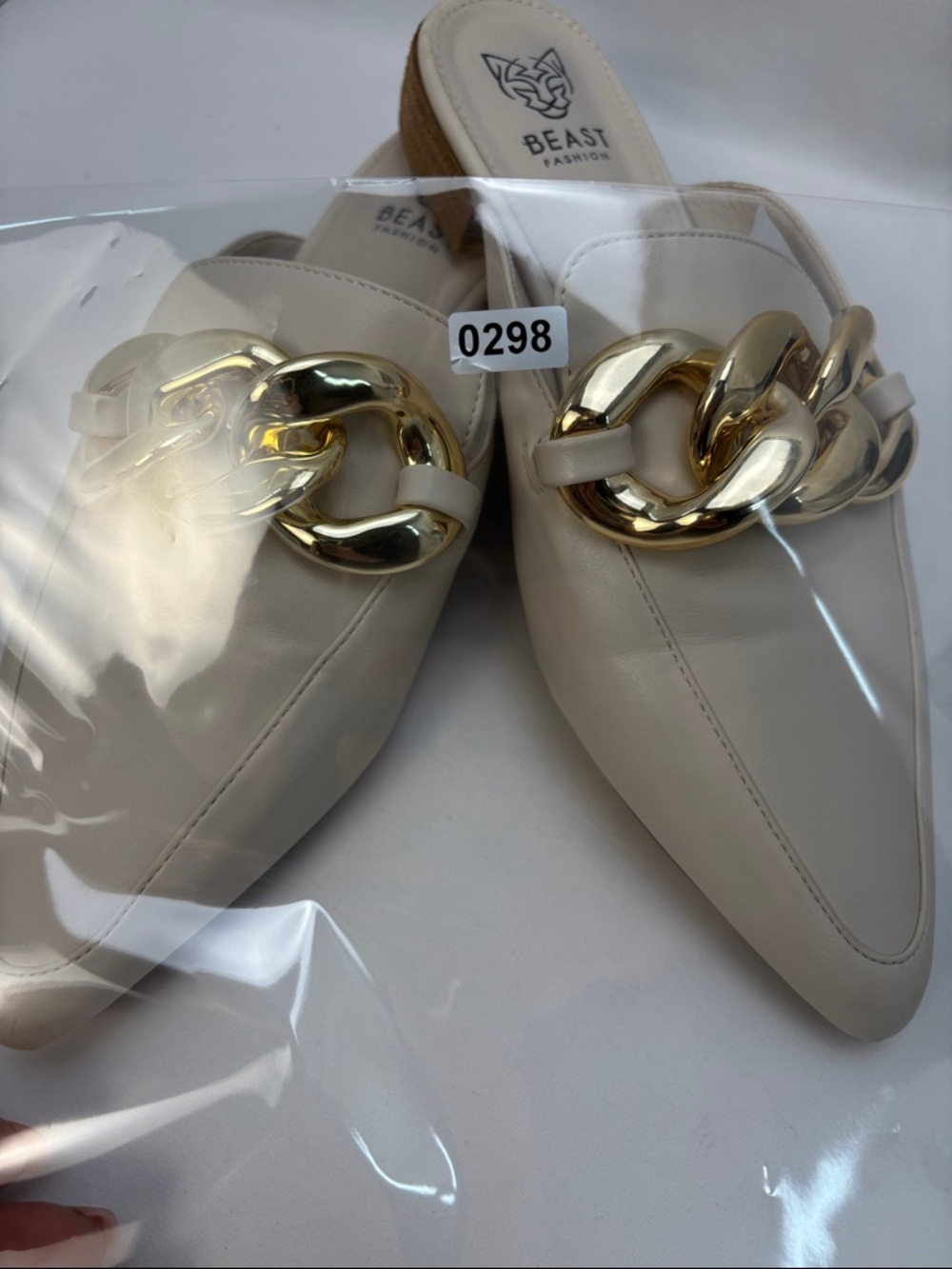 Beast Fashion Women’s Sz9 Cream Leather Slip-On Mules with Gold Chain Accent#298 - Picture 11 of 12
